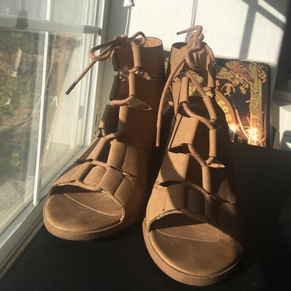 Brown laced heels - Picture 2 of 4